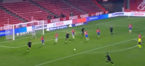 小孔塞桑被换下情绪激动不是因为斯帕莱蒂，是因摄影师险些绊倒他